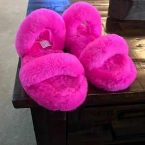 UGG SLIPPERS.  HOT PINK
